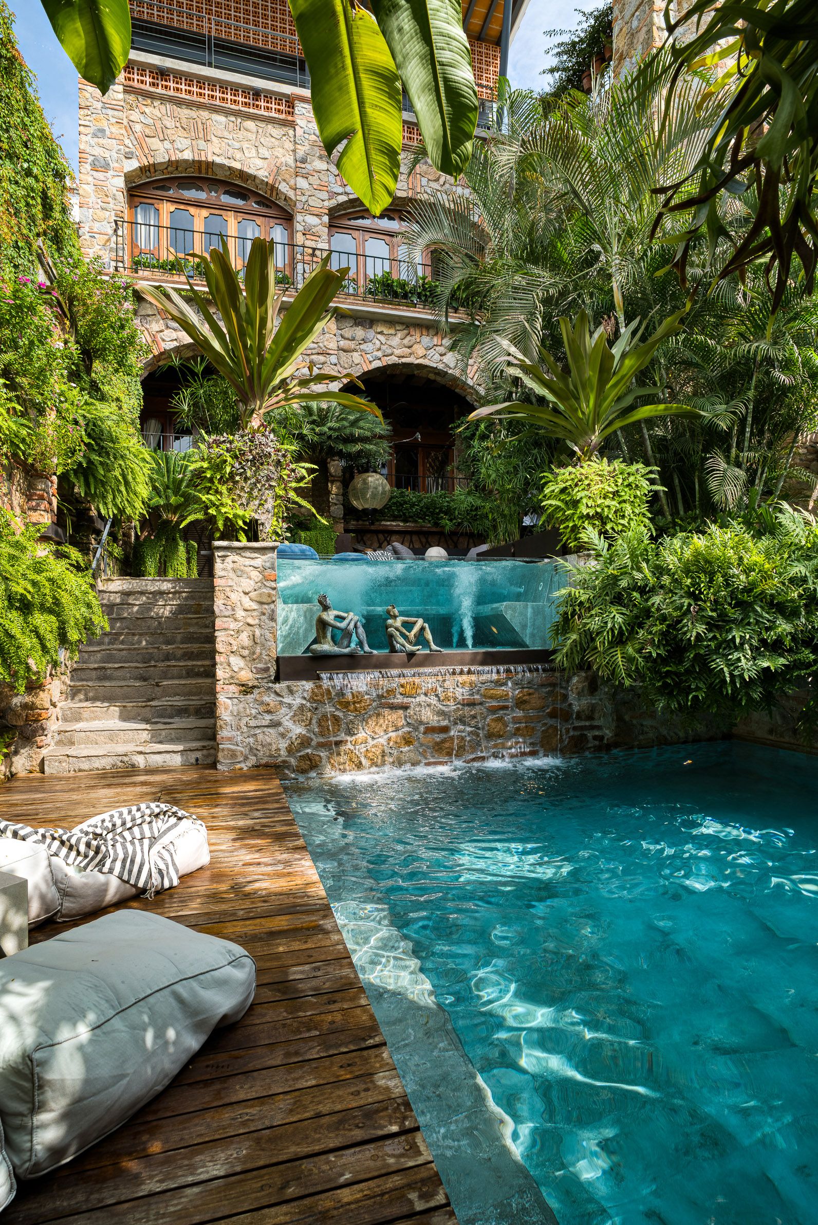Alberca y jardín tropical de Casa de la Torre en Puerto Vallarta