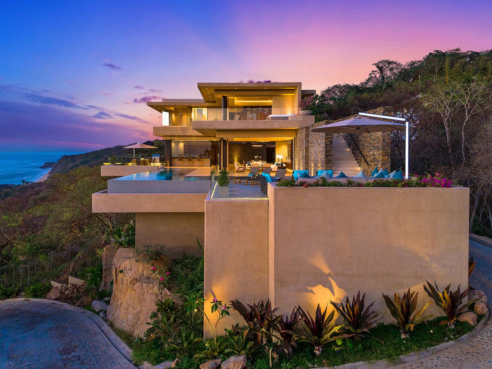 Casa Manly de Enrique García Arquitectos al atardecer sobre la ladera de Puerto Vallarta